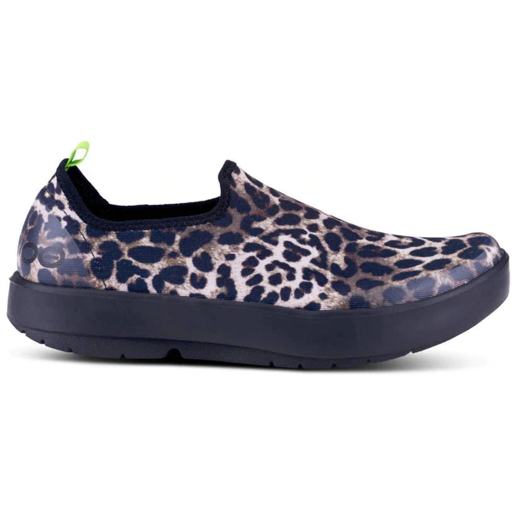 Women's OOFOS OOmg EeZee, Cheetah, 6 B Medium