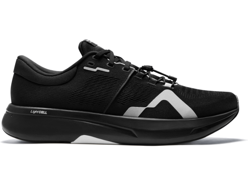 Side view on white background of Mens Mount To Coast R1 running shoe in Black, Medium (Regular) width